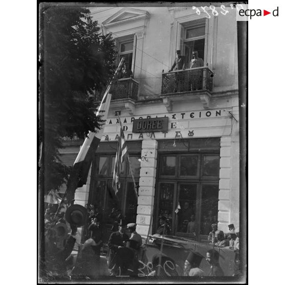 Larissa. La foule acclame le général Sarrail au balcon. [légende d'origine]