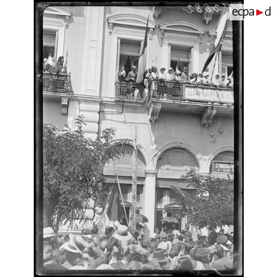 Guerli. La foule acclame le général Sarrail et les officiers français. [légende d'origine]