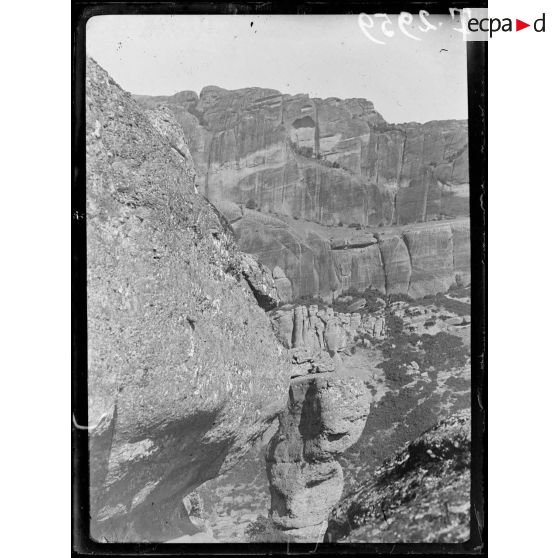 Kalabaka. Thessalie. Sentier et rocher des Météores. [légende d'origine]