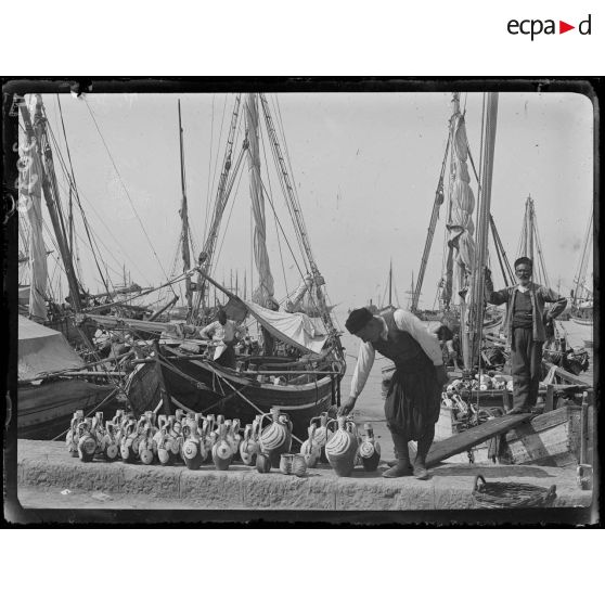 Salonique. Les quais. Poterie des îles. [légende d'origine]