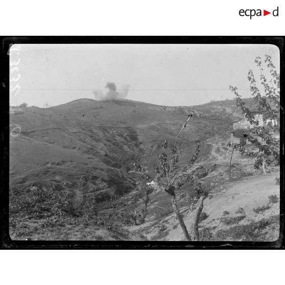 [Vue d'une explosion en pleine montagne.]