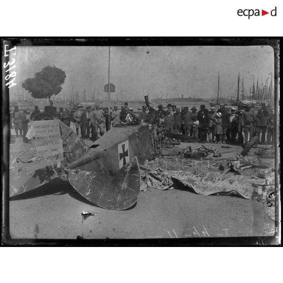 Salonique. Près de la tour blanche. Avion allemand abattu le 11 juillet par le sergent Meignen (aviation serbe). Juillet 1917. [légende d'origine]