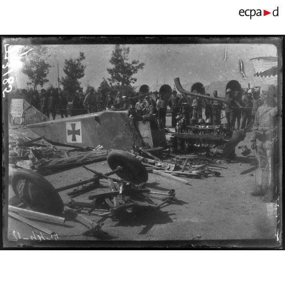 Salonique. Près de la tour blanche. Avion allemand abattu le 11 juillet par le sergent Meignen (aviation serbe). Juillet 1917. [légende d'origine]