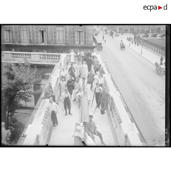 Hôpital annexe VG n°4. Magasins du Louvre. La terrasse où les blessés prennent un peu de repos et d'air. [légende d'origine]