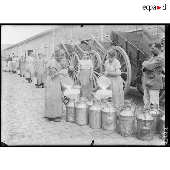 Parc de l'usine de produits chimiques de Croissy. Le lait est apporté pour être mis dans les pots. [légende d'origine]