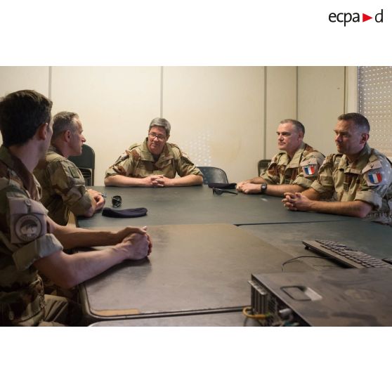 L'ingénieur général de première classe Jean-Charles Ferre, directeur central du SEA (Service des essences des armées), s'entretient avec le colonel Xavier Janny, chef de corps du 2e RMAT et commandant le GTLOG Mostaganem-Friboug (groupement tactique logistique), lors de sa visite sur la PFDR (plateforme opérationnelle désert) de Gao.