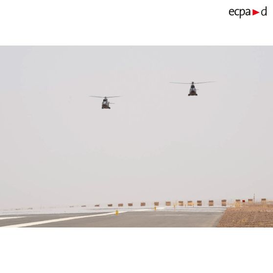 Décollage d'hélicoptères de transport Puma SA-330 lors de leur dernier vol opérationnel depuis la piste de la PFOD de Gao.