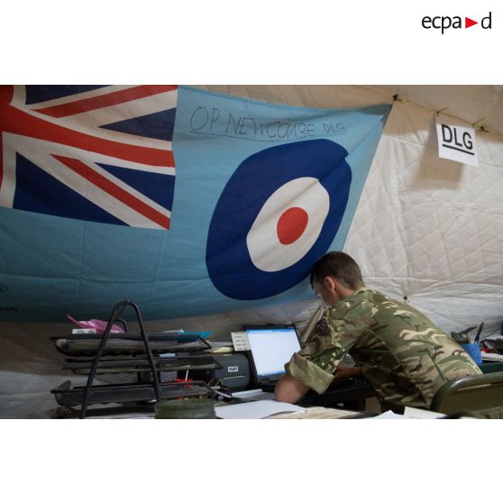 Soldat britannique dans une tente de liaison de la Royal air force sur la PFOD (plateforme opérationnelle désert) de Gao.