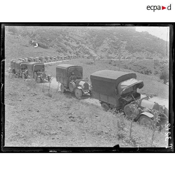 Route d'Itéa. Convois d'automobiles transportant des troupes. [légende d'origine]