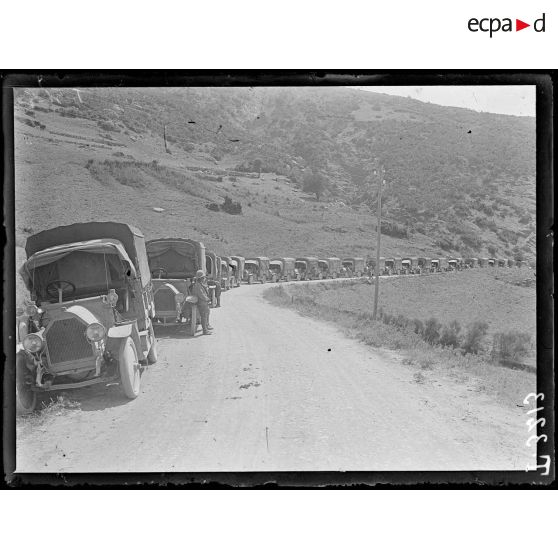 Route d'Itéa. Convois d'automobiles transportant des troupes. [légende d'origine]