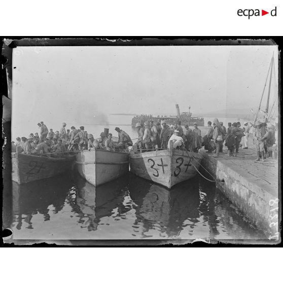 Itéa. Permissionnaires attendant leur embarquement pour la France. L'embarquement [légende d'origine]