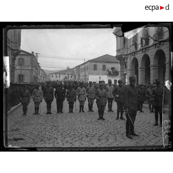 Salonique. Prise d'armes devant le grand quartier général des armées alliées ; remise de décorations par le général Sarrail. [légende d'origine]