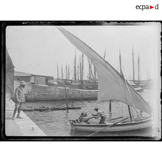 Salonique. Cercle des officiers. Vue sur le port. [légende d'origine]