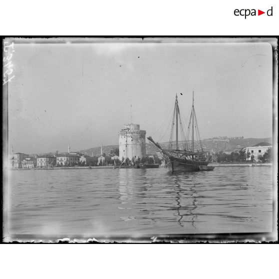 Salonique. La Tour Blanche, au fond, la ville. [légende d'origine]