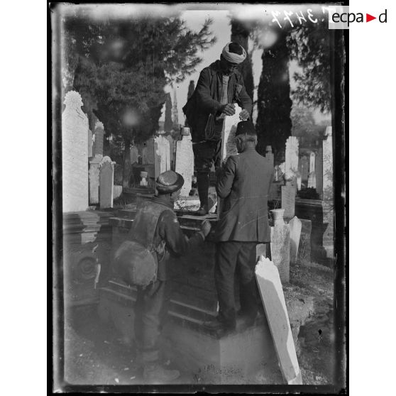 Salonique. Pose d'une pierre au cimetière turc de Zeitenlick. [légende d'origine]