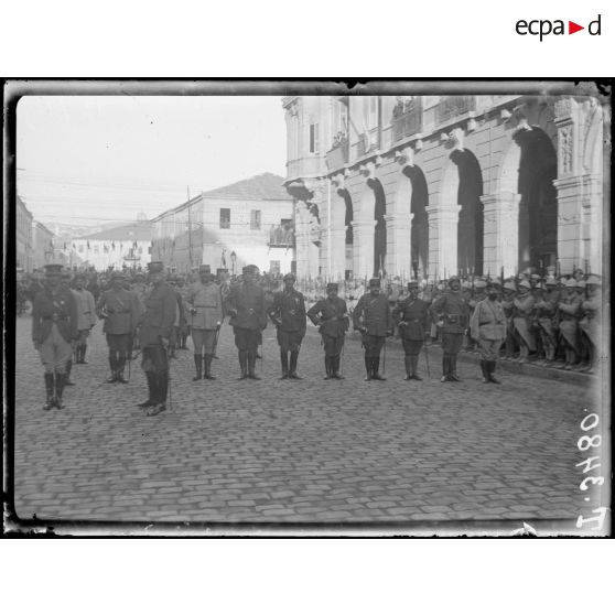 Salonique. Le général Sarrail fait ouvrir le ban, avant la remise de décorations. [légende d'origine]