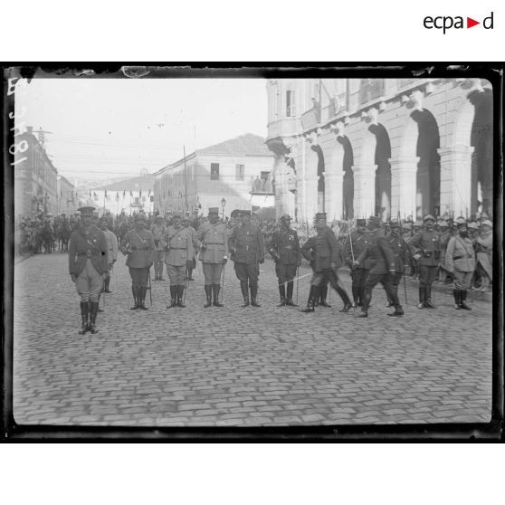 Salonique. Le général Sarrail passe en revue les officiers décorés. [légende d'origine]