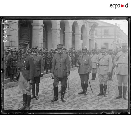 Salonique. Le général Sarrail et les officiers décorés. [légende d'origine]