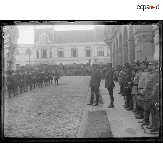 Salonique. Défilé des troupes devant le général Sarrail. [légende d'origine]