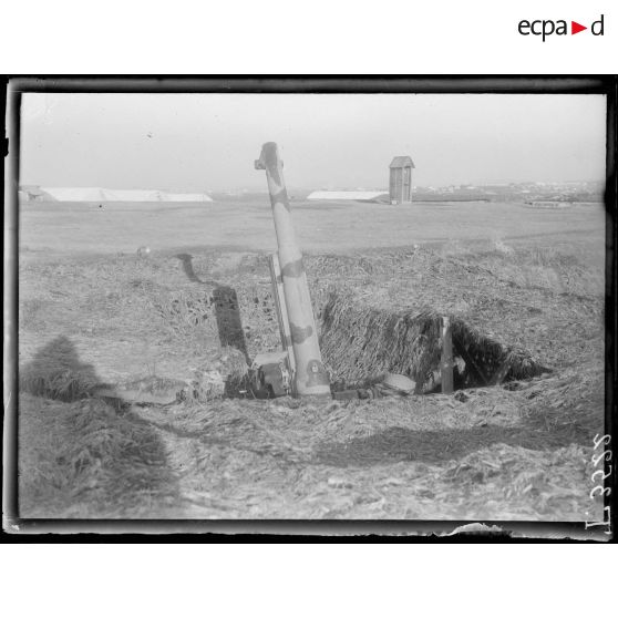 Petit Kara Bouroum. 75 contre avions sous son camouflage, la pièce au moment du tir. [légende d'origine]