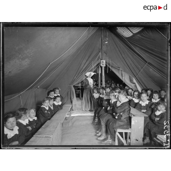 Salonique. Camp des sinistrés. L'école tenue par des soeurs de Saint-Vincent-de-Paul, une classe enfantine. [légende d'origine]