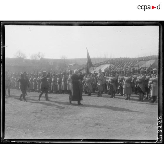 Izvor. Arrivée de M. Venizelos. M. Venizelos salue un régiment français. [légende d'origine]