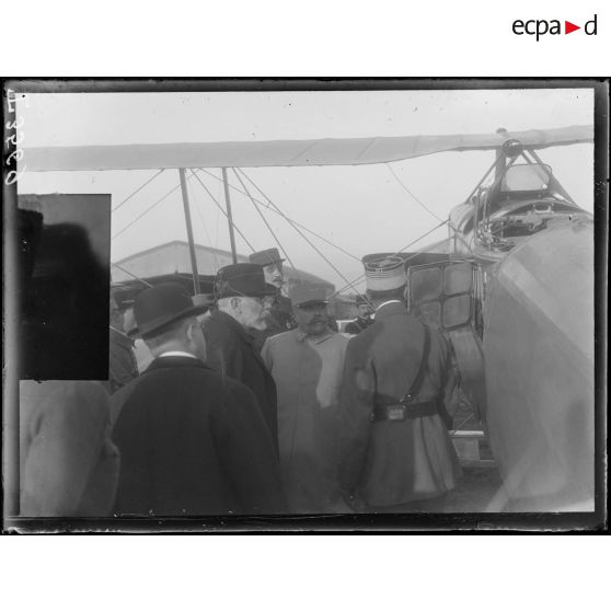 Salonique. Au camp d'aviation. Le commandant Denain explique à M. Venizelos et au général Guillaumat le fonctionnement d'un Bréguet. [légende d'origine]