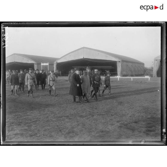 Salonique. Au camp d'aviation.M. Venizelos et le général Guillaumat passent devant les hangars. [légende d'origine]