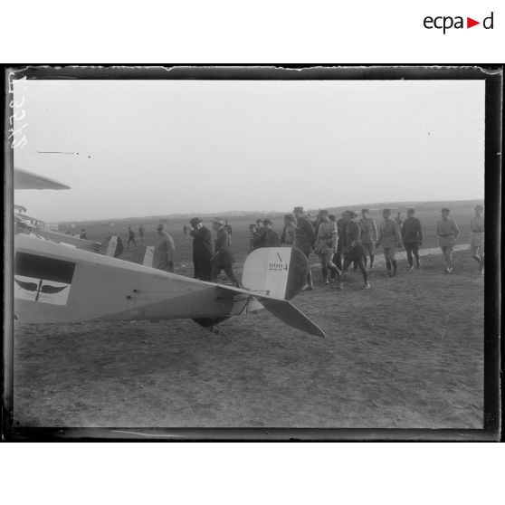 Salonique. Au camp d'aviation.M. Venizelos et le général Guillaumat passent au milieu des appareils. [légende d'origine]