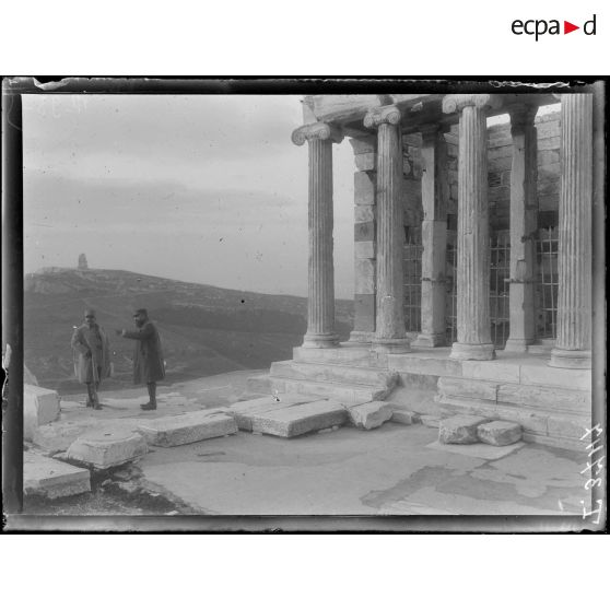 Athènes. Le général Guillaumat devant le temple de la Victoire aptère. [légende d'origine]