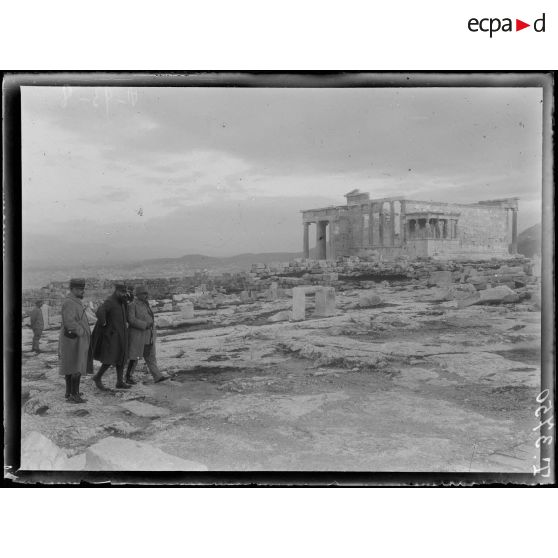 Athènes. Le général Guillaumat à l'Acropole, à droite l'Erechthéion. [légende d'origine]