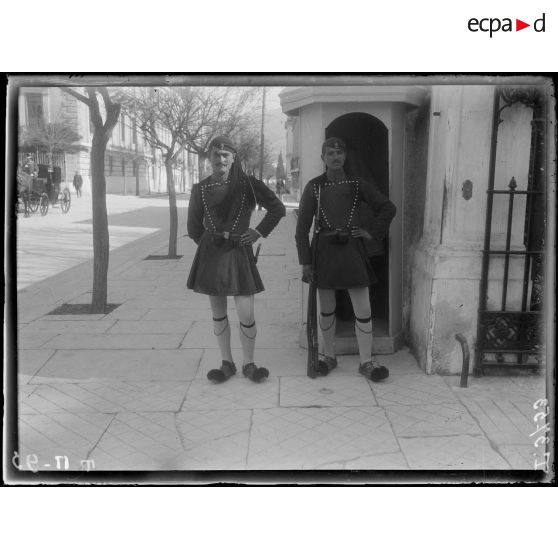 Athènes. Soldats de la Garde royale. [légende d'origine]