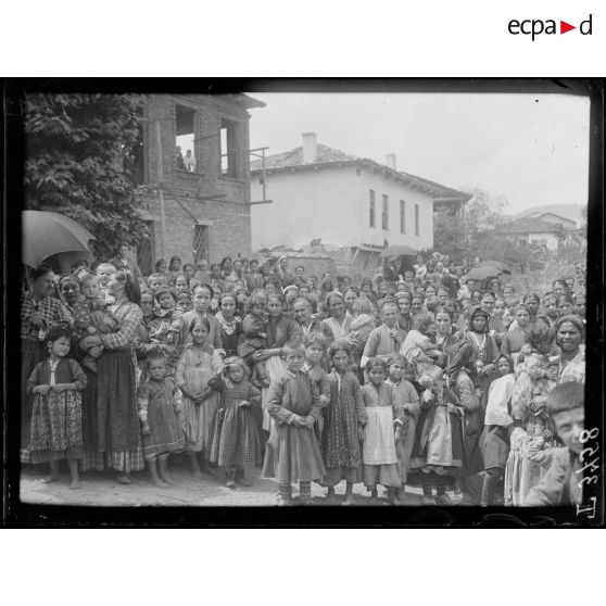 Gumendzé (Macédoine). La population un jour de fête. [légende d'origine]