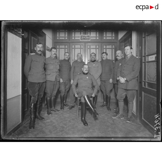 Salonique.Le colonel serbe Neditch, chef de la section des communications et ses officiers. [légende d'origine]