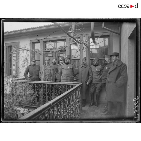 Salonique.Le colonel serbe Neditch, chef de la section des communications au QG serbe et ses officiers. [légende d'origine]