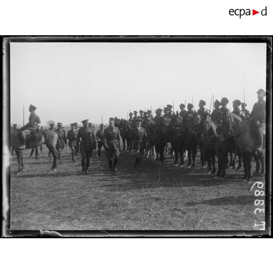 Région de la Strouma. Visite du roi de Grèce au front anglais. Le roi et le général Milne passent en revue la cavalerie anglaise. [légende d'origine]