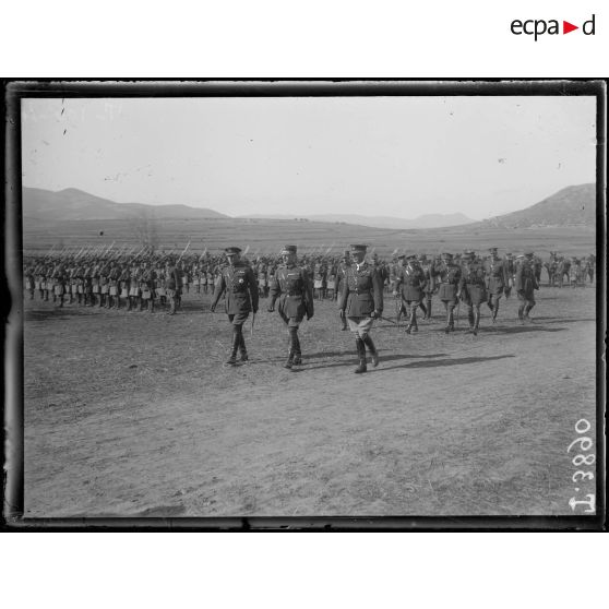 Région de la Strouma. Visite du roi de Grèce au front anglais. Le roi et le général Milne passent en revue les troupes écossaises. [légende d'origine]