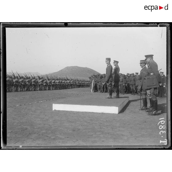 Région de la Strouma. Visite du roi de Grèce au front anglais. Le roi et le général Milne regardent défiler l'infanterie anglaise. Derrière, le général de Tinan. [légende d'origine]