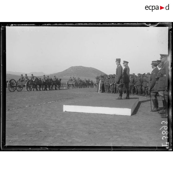 Région de la Strouma. Visite du roi de Grèce au front anglais. Le roi et le général Milne pendant le défilé de l'artillerie anglaise. [légende d'origine]