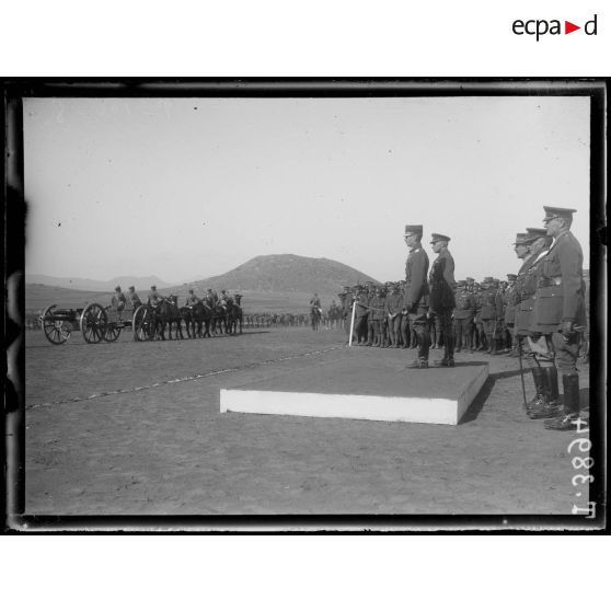 Région de la Strouma. Visite du roi de Grèce au front anglais. Le roi et le général Milne pendant le défilé de l'artillerie anglaise. [légende d'origine]