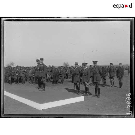 Région de la Strouma. Visite du roi de Grèce au front anglais. Le roi et le général Milne pendant le défilé des troupes. Derrière, le général de Tinan et généraux anglais. [légende d'origine]