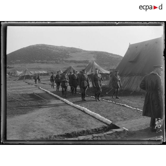 Région de la Strouma. Visite du roi de Grèce au front anglais. Le roi visite les ambulances anglaises. [légende d'origine]