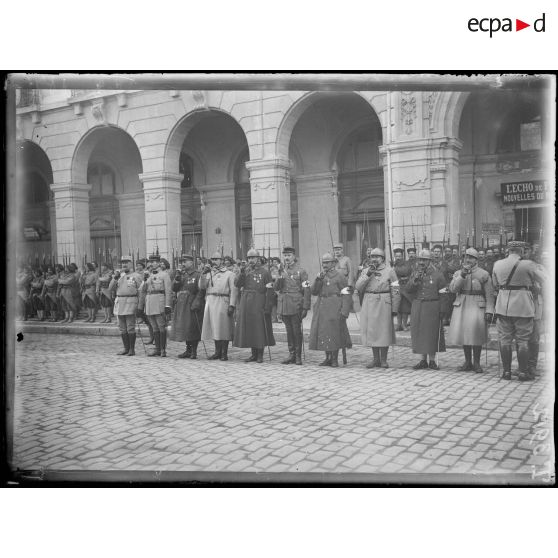 Salonique. Prise d'armes devant le GQG. Les officiers qui viennent d'être décorés par le général Guillaumat. [légende d'origine]