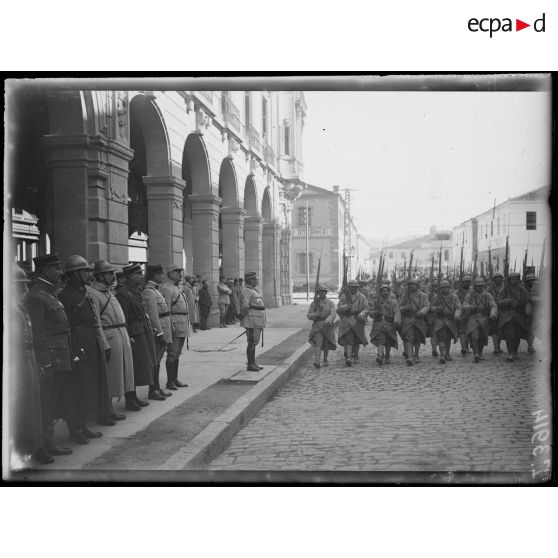 Salonique. Prise d'armes devant le GQG. Les troupes défilent devant le général Guillaumat et les nouveaux décorés. [légende d'origine]