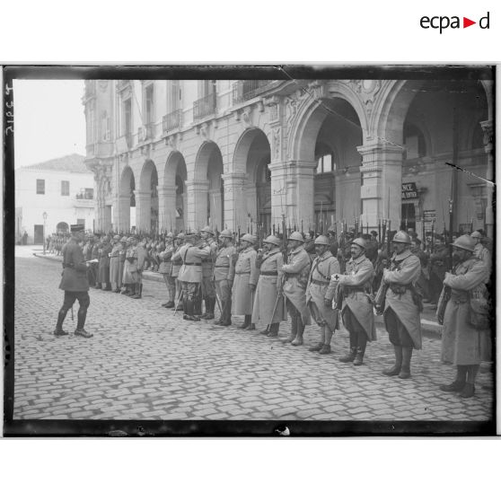 Salonique. Prise d'armes devant le GQG. Le général Guillaumat remet des décorations à des sous-officiers et à des soldats. [légende d'origine]