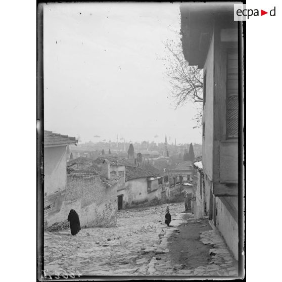 Salonique. Un coin du quartier turc, au fond, la ville et la rade. [légende d'origine]