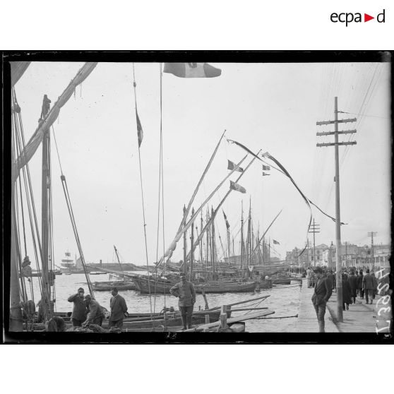 Salonique. Tartanes à quai. [légende d'origine]