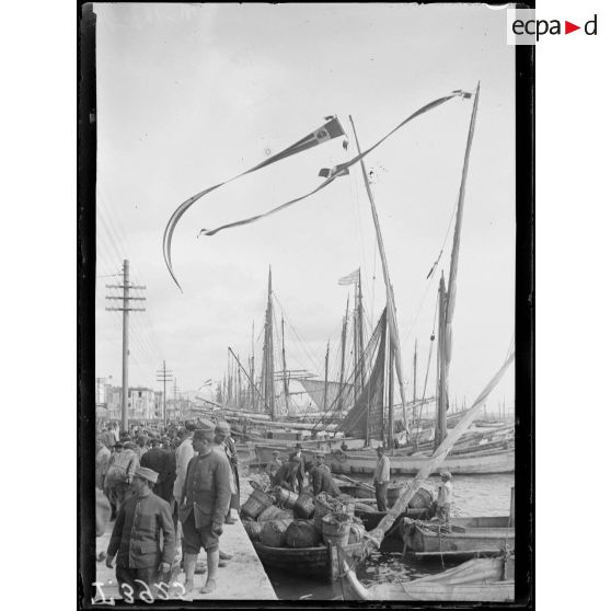 Salonique. Tartanes à quai. [légende d'origine]