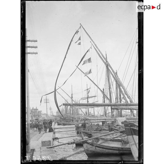 Salonique. Tartanes à quai. [légende d'origine]