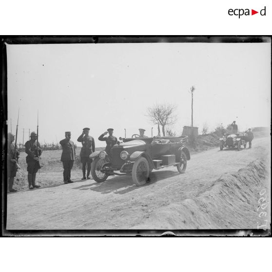 Izvor. Remise de l'Ordre du Bain au général Gérôme. Le général Milne et le général Gérôme saluent pendant l'exécution de la Marseillaise. [légende d'origine]